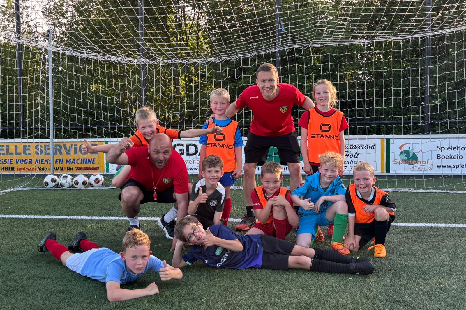 JO8-1 geniet van gewonnen training met trainers van het 1e!