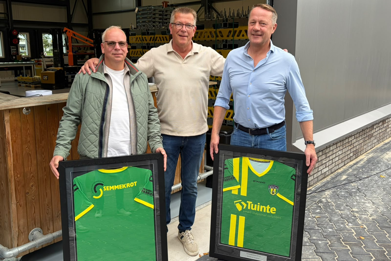 Uitreiking nieuwe tenue aan nieuwe Hoofdsponsor en Platina Stersponsor